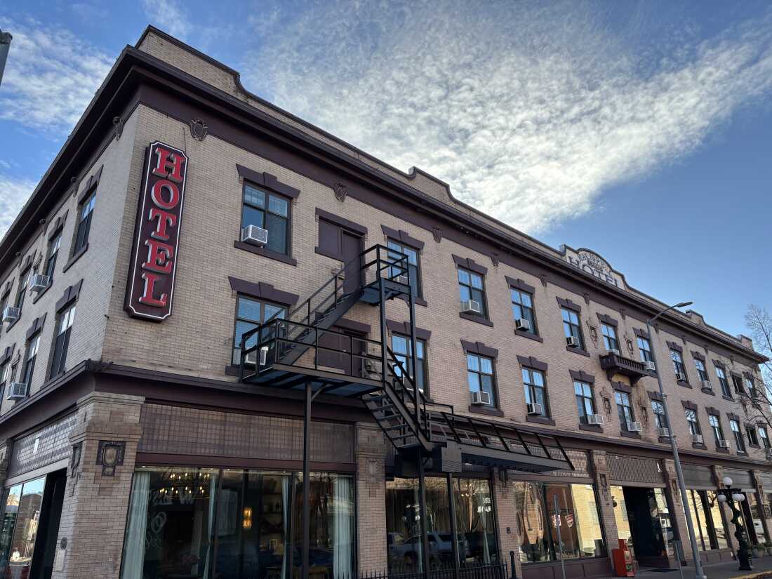 This photo shows a three-story hotel in Kalispell, Montana, that's made of light brown bricks.