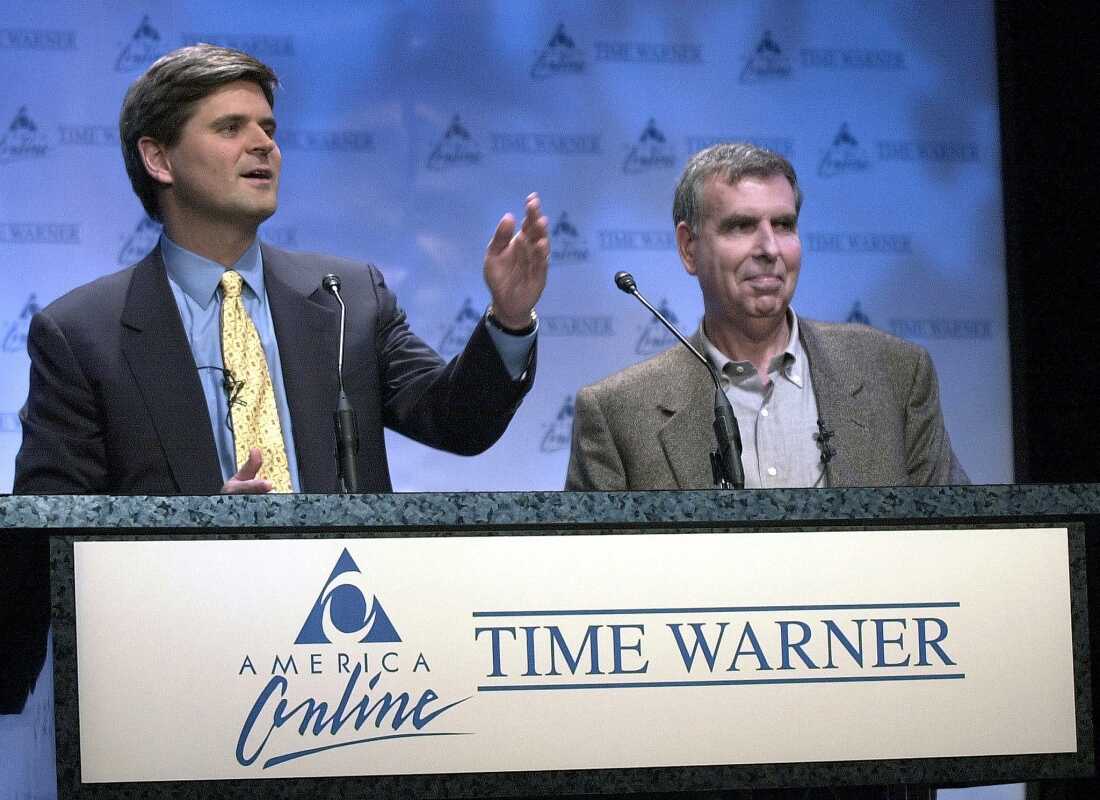NEW YORK, UNITED STATES: America Online Chairman Steve Case (L) and Time Warner Chairman Gerald Levin (R) announce their companies' merger 10 January 2000 at a New York news conference.