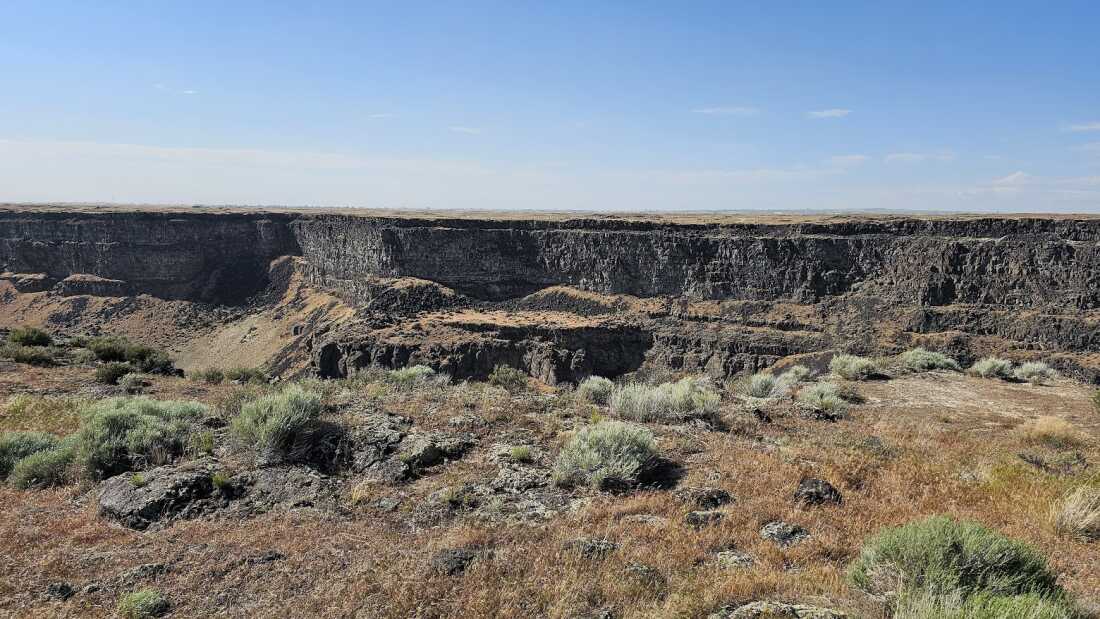 Daredevil Evel Knievel attempted to jump across the Snake River Canyon in Twin Falls, Idaho, in 1974.