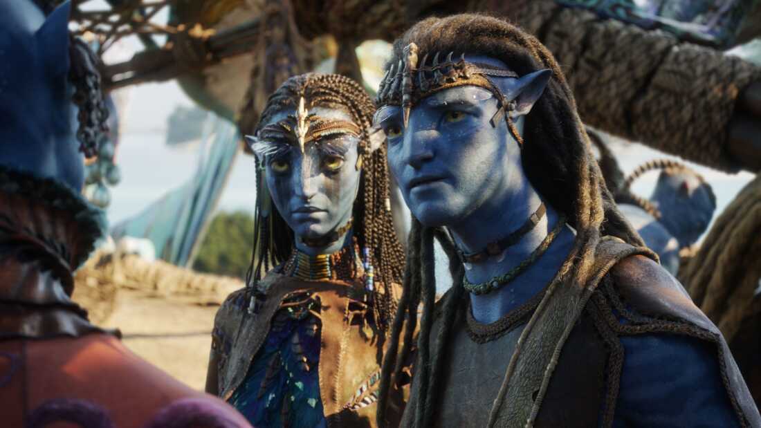Peylak (David Thewlis), Neytiri (Zoe Saldaña) and Jake Sully (Sam Worthington) in Avatar: Fire and Ash.