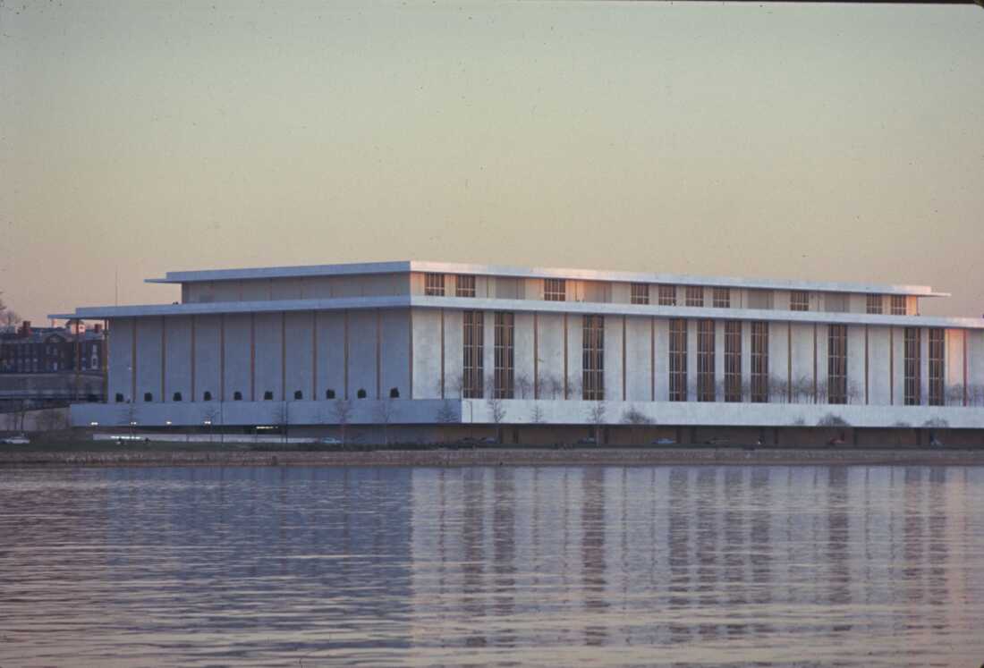 The Kennedy Center on the Potomac River im Washington, D.C.