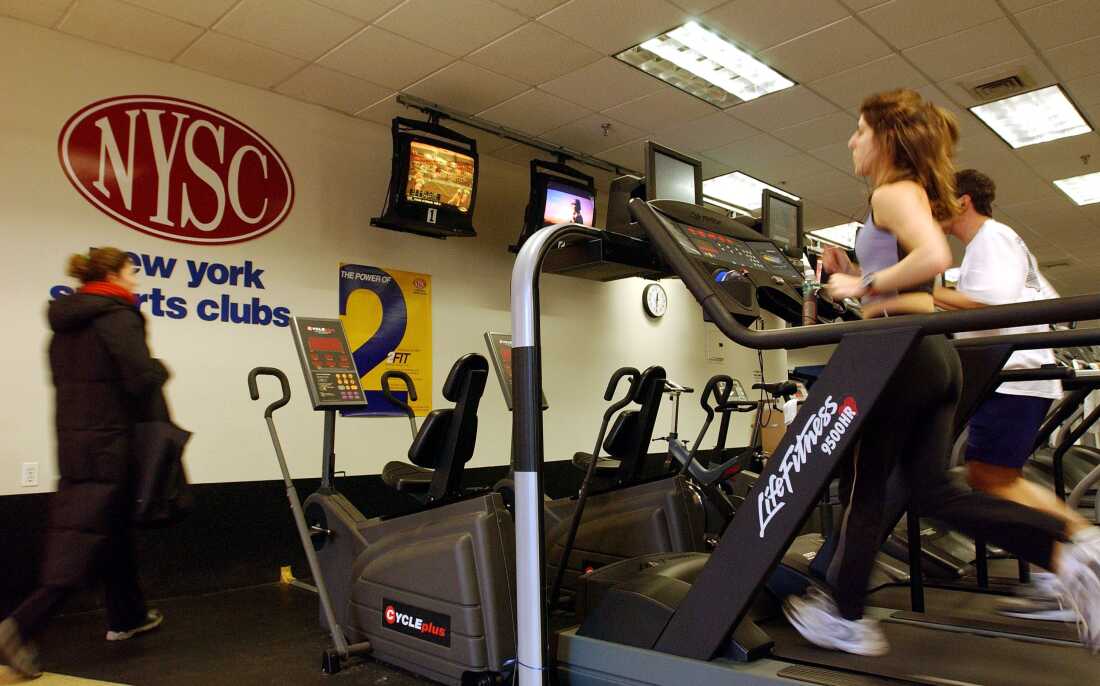 People run on treadmills at a New York Sports Club on Jan. 2, 2003 in Brooklyn, New York. 