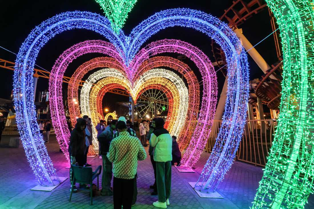 Iraqis gather in Baghdad's Al-Zawraa Park  