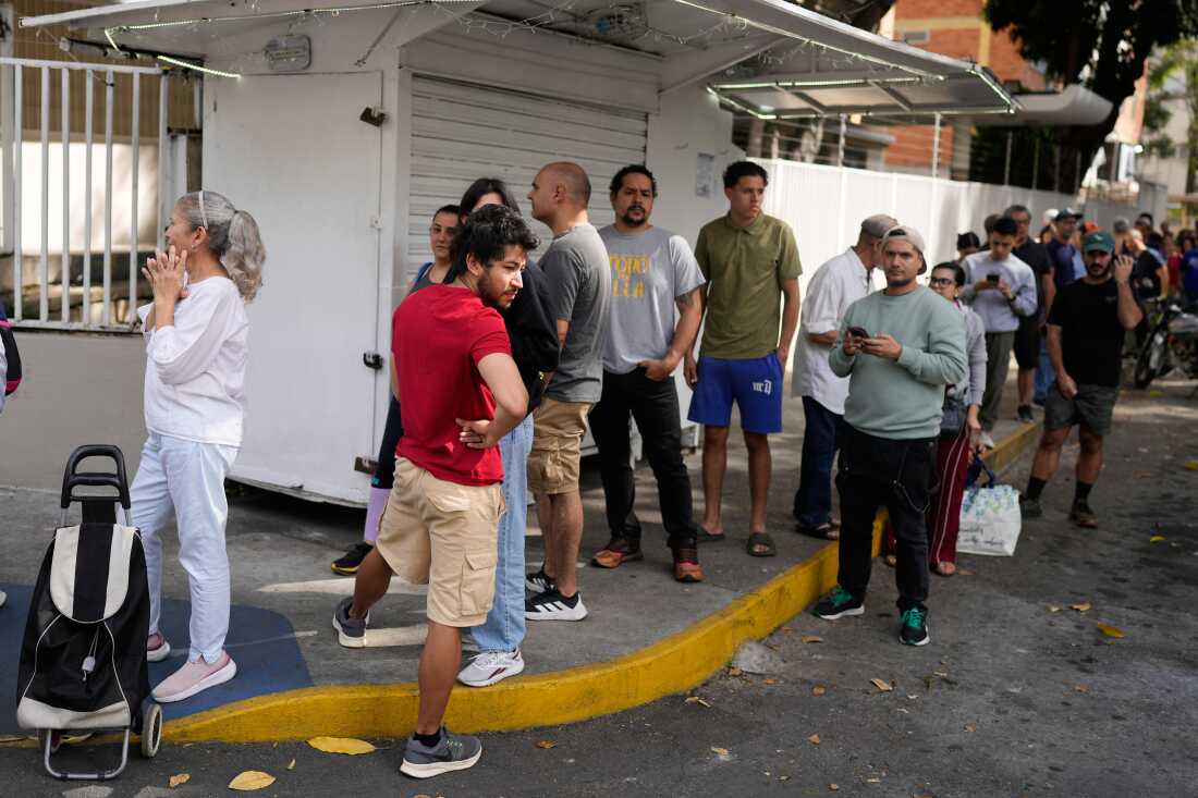 People line up outside a supermarket in Caracas, Venezuela, Saturday, Jan. 3, 2026, after U.S. President Donald Trump announced that President Nicolás Maduro had been captured and flown out of the country.