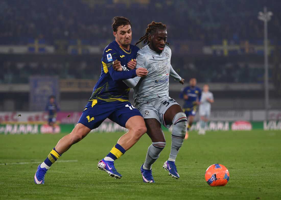 Jordan Zemura of Udinese Calcio is challenged by Pol Lirola of Hellas Verona during the Serie A match between Hellas Verona FC and Udinese Calcio at Stadio Marcantonio Bentegodi on Jan. 26, 2026 in Verona, Italy. (Photo by Alessandro Sabattini/Getty Images)